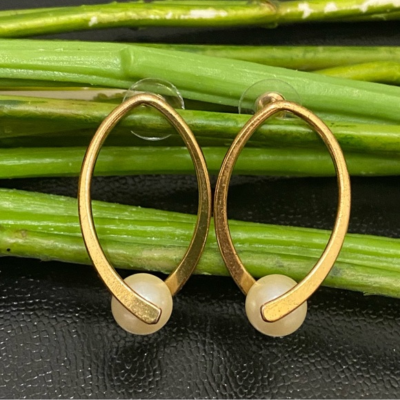 Vintage AVON Pearlesque Faux Pearl Hoop Pierced Earrings - Picture 7 of 10